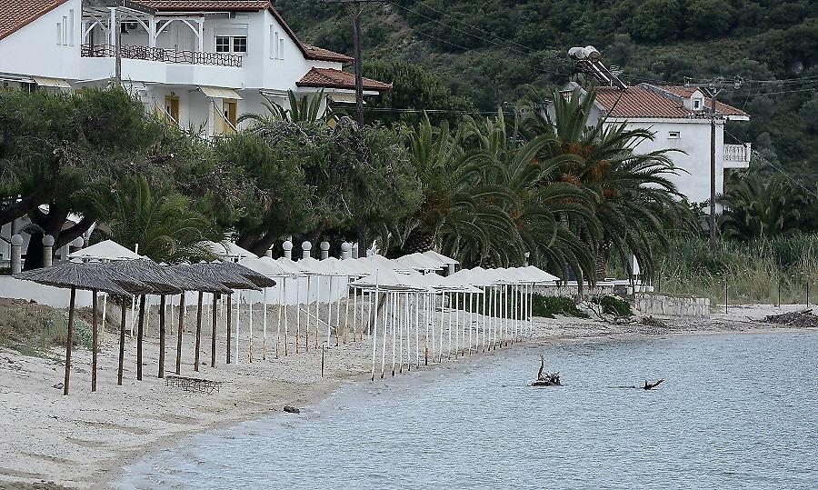 Τύπος έκλεψε φαρμακείο στην Ασπροβάλτα και βούτηξε στη θάλασσα για να μη συλληφθεί