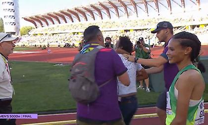 Θεατής «μπούκαρε» μέσα στο ταρτάν και αγκάλιαζε τις αθλήτριες