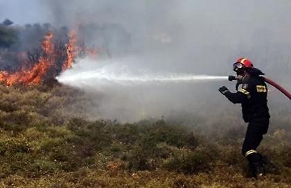 Περιορίζεται η φωτιά στο Κατακάλι Κορινθίας