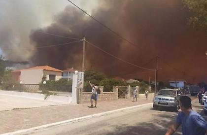 Φωτιά στη Λέσβο: Επτά αεροσκάφη και δύο ελικόπτερα δίνουν μάχη με τις φλόγες