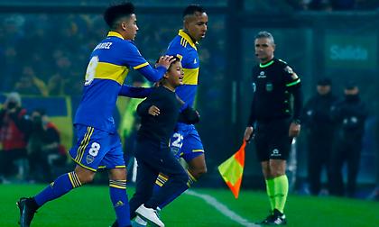 Πιτσιρικάς «μπούκαρε» στο Λα Μπομπονέρα και πανηγύρισε αγκαλιά με τους παίκτες της Μπόκα