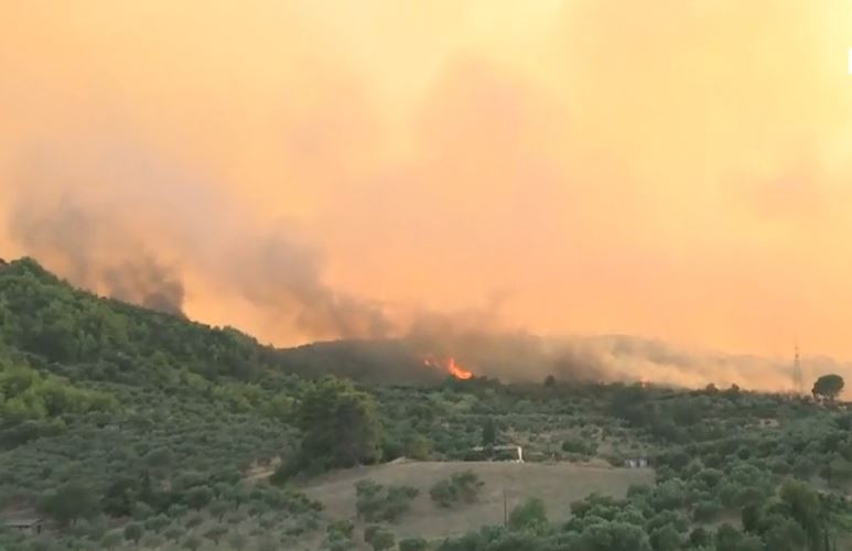 Δύσκολη νύχτα στα Κρέστενα: Μαίνεται η μεγάλη πυρκαγιά