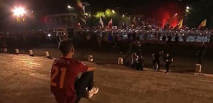 Απίθανο βίντεο: Χιλιάδες οπαδοί της Ρόμα υποδέχτηκαν τον δακρυσμένο Ντιμπάλα!