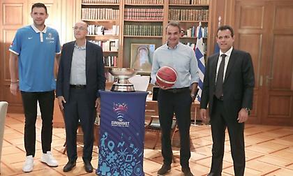 Ο Πρωθυπουργός συναντήθηκε στο Μαξίμου με Λιόλιο, Ιτούδη και Παπανικολάου με φόντο το τρόπαιο