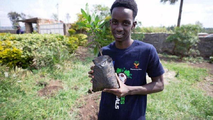 Ο 18χρονος ποδοσφαιριστής-παράδειγμα από την Κένυα: Για κάθε γκολ του, φυτεύει 11 δέντρα!