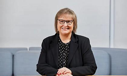 Μια γυναίκα, η Άλισον Μπρίτεν, πρόεδρος της Premier League από το 2023