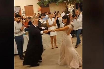 Κρήτη: Παπάς χόρεψε σούστα με νύφη και έγινε viral