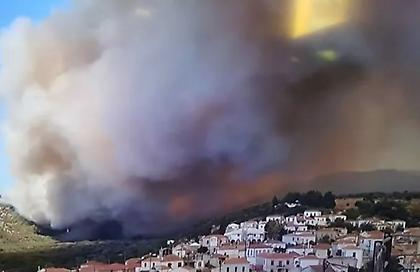 Λέσβος: Αναζωπύρωση στην περιοχή Λαγκάδα-Εκκενώνεται η Βρίσα