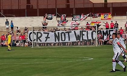 Πανό κατά του Ρονάλντο σε φιλικό της Ατλέτικο: «CR7, δεν είσαι ευπρόσδεκτος»