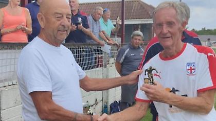 Το λέει η καρδούλα του, συνεχίζει να παίζει ποδόσφαιρο στα 77 του