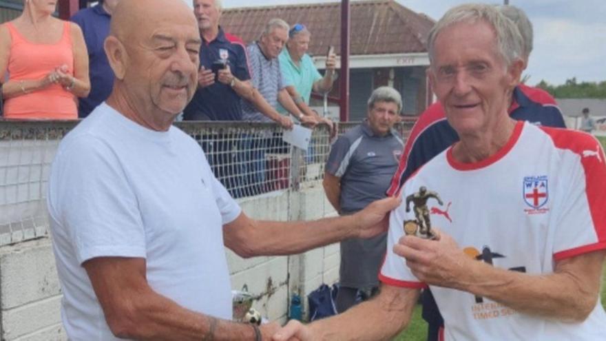 Τζέοφ Μάρτελ: Συνεχίζει να παίζει ποδόσφαιρο στα 77!