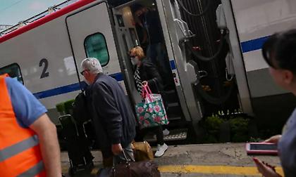 Eπιβάτες εγκλωβίστηκαν για ώρες στο «Λευκό Βέλος»: Η αμαξοστοιχία ακινητοποιήθηκε λόγω βλάβης