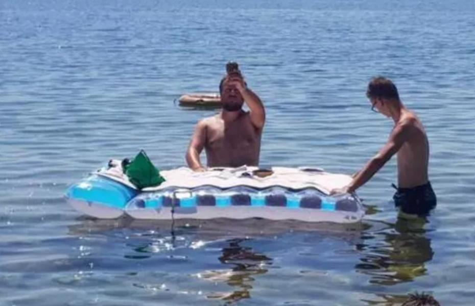 Το είδαμε κι αυτό: Ιερέας χρησιμοποιεί φουσκωτό στρώμα και κάνει λειτουργία στη θάλασσα