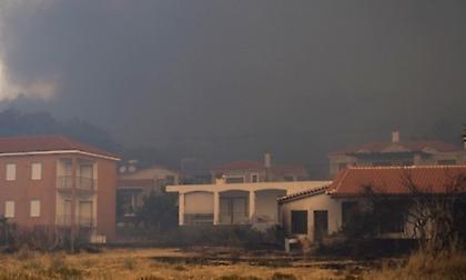 Συνεχίζεται η μάχη για τον έλεγχο της μεγάλης πυρκαγιάς στη νότια Λέσβο