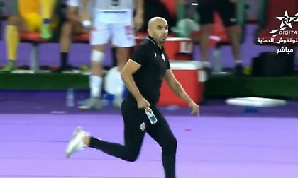 Προπονητής στο Μαρόκο πέταξε μπουκάλι σε επιθετικό για να κόψει μια αντεπίθεση!