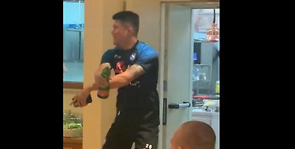 Επικός Κιμ: Χόρεψε το «Gangnam Style» στους νέους του συμπαίκτες στη Νάπολι!