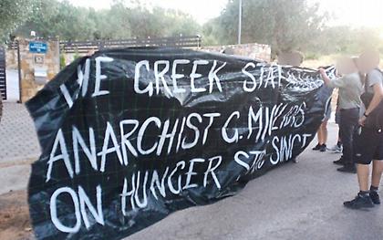 «Ρουβίκωνας»: Σήκωσαν πανό έξω από το σπίτι του υπουργού Δικαιοσύνης – 19 προσαγωγές