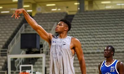 Συνεχίζει τις προπονήσεις στο ΟΑΚΑ ο Γιάννης μαζί με τον αδερφό του Άλεξ