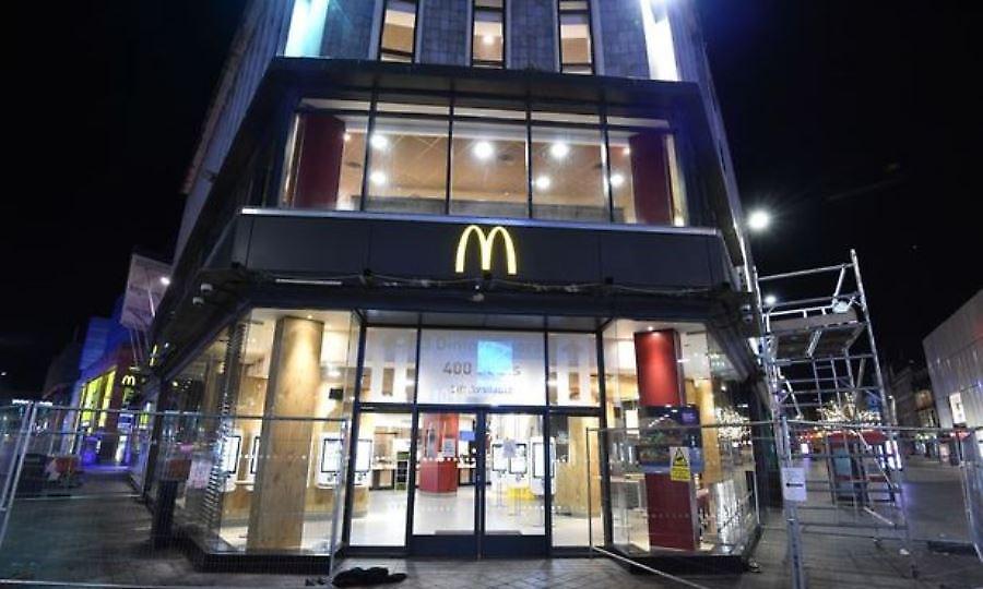 Φαστφουντάδικο απαγόρευσε την είσοδο σε ανήλικους μετά τις 17:00 λόγω «αντικοινωνικής συμπεριφοράς»