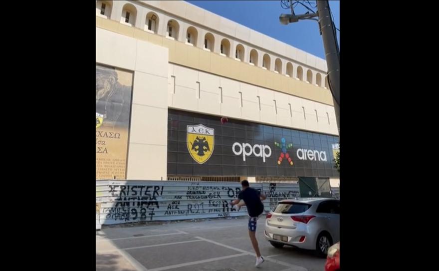 Αγια-Σοφιά OPAP Arena: Tύπος κλωτσάει μπάλα στο στέγαστρο