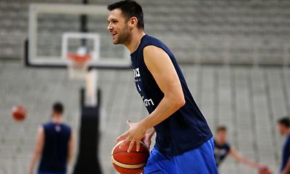 Παπανικολάου: «Να πατάνε τα πόδια μας στη γη»