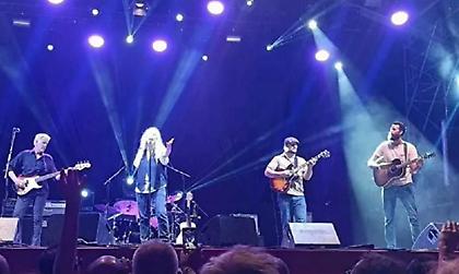 Φοβερό: Ο Τζίτζι Ντατόμε ανέβηκε στη σκηνή και συνόδευσε με κιθάρα την Πάτι Σμιθ