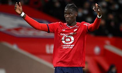 Βάζει βαθιά το χέρι στην τσέπη και κλείνει Ονανά από Λιλ η Γουέστ Χαμ