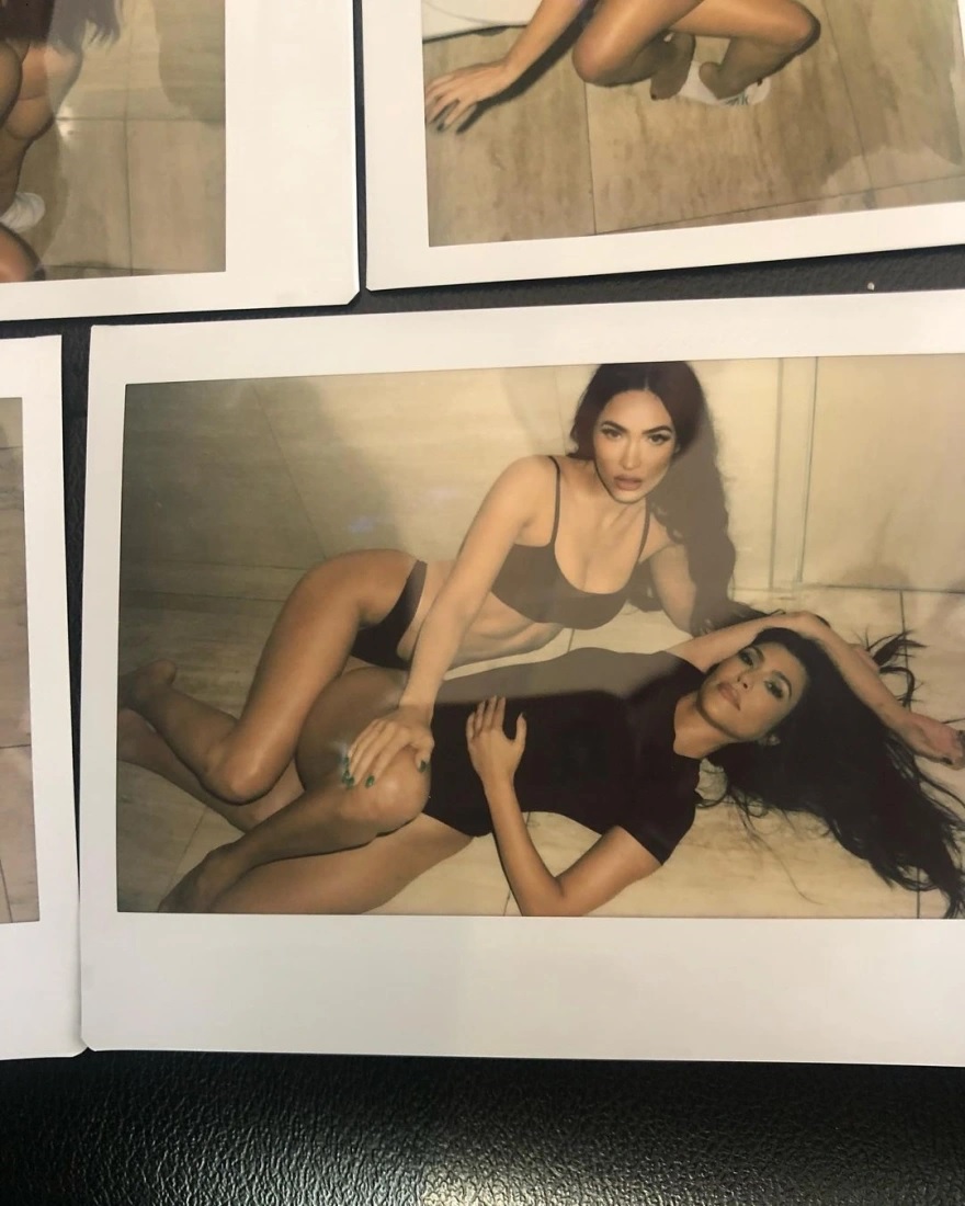 Megan Fox-Kourtney Kardashian ποζάρουν αισθησιακά και ετο