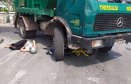 Παραλίγο τραγωδία στον Βόλο: Φορτηγό έσερνε 59χρονη κάτω από τις ρόδες