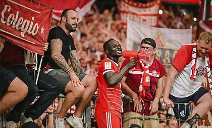 Ο Μανέ πήρε την… ντουντούκα και πανηγύρισε την «εξάρα» με τους οπαδούς της Μπάγερν!