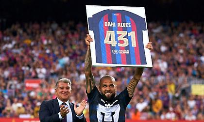 Τίμησε τον Ντάνι Άλβες πριν το φιλικό με την Πούμας η Μπαρτσελόνα