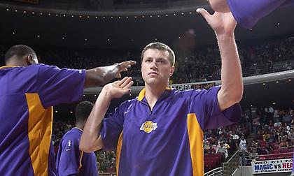 Πούλησε τα δαχτυλίδια πρωταθλητή με Λέικερς για να ενισχύσει την Ουκρανία ο Μεντβεντένκο