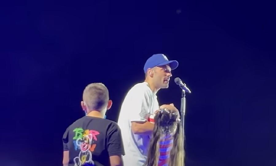 O Κωνσταντίνος Αργυρός τραγουδά αγκαλιά με ένα παιδί με μυική ατροφία και συγκινεί