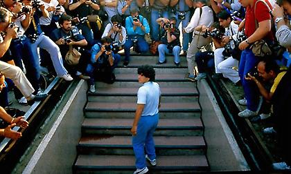 Από τον Μαραντόνα στον Λεβαντόφσκι: Οι παρουσιάσεις ποδοσφαιριστών που «έριξαν τα τσιμέντα»