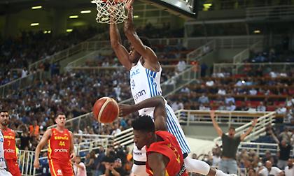 Απίθανο κάρφωμα από τον Γιάννη, ισοπέδωσε τον Γιανκούμπα και σήκωσε στο πόδι το ΟΑΚΑ!