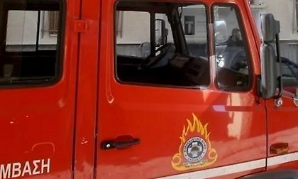 Συναγερμός στην πυροσβεστική: Φωτιά σε προαύλιο χώρο επιχείρησης στον Πειραιά