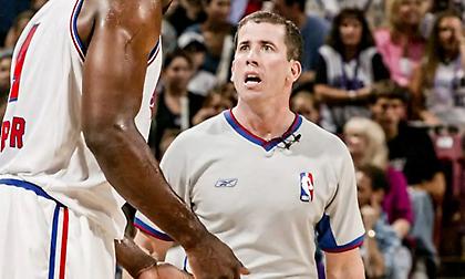 Το τρέιλερ του ντοκιμαντέρ για τον διεφθαρμένο διαιτητή του ΝΒΑ, Τιμ Ντόναχι