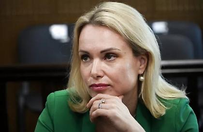 Ρωσία: Έφοδος των αρχών στο σπίτι της δημοσιογράφου Μαρίνα Οβσιάνικοβα μετά το πλακάτ για τον Πούτιν
