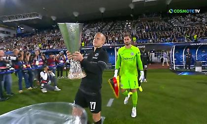 Η είσοδος Ρεάλ Μαδρίτης και Άιντραχτ με τα τρόπαια ανά χείρας!