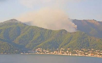 Σε εξέλιξη μεγάλη πυρκαγιά στη Θάσο - Εκκενώνονται τα Κοίνυρα