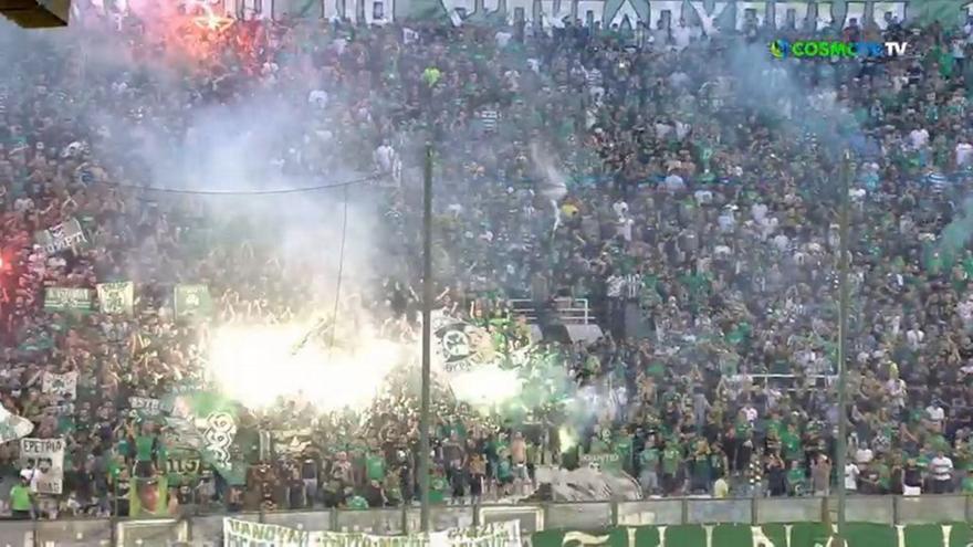 Εντυπωσιακή ατμόσφαιρα στις εξέδρες της Λεωφόρου κατά την είσοδο των ομάδων