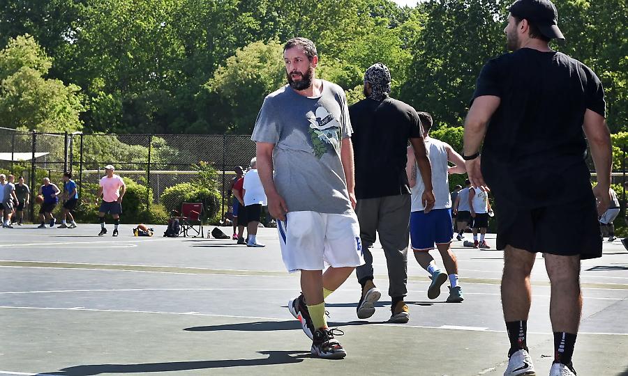 Παίζει… μονάκι ο Άνταμ Σάντλερ στο Τορόντο