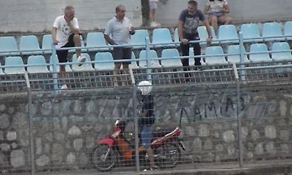 Ντελιβεράς έσκασε μύτη στο γήπεδο την ώρα του Λαμία-ΑΕΚ Β’!