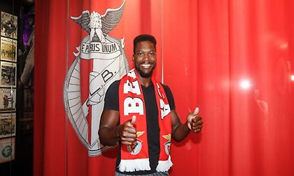 Στην Μπενφίκα ο πρώην γκαρντ του Ηρακλή, Τόνι Ντάγκλας