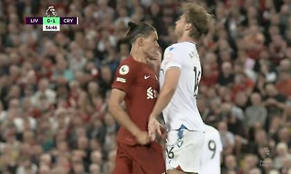 Κουτούλησε αντίπαλο και είδε την κόκκινη κάρτα ο Νούνιες