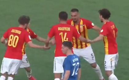 Επική κομπίνα σε κόρνερ με παίκτες να... χορεύουν πιασμένοι χέρι χέρι!