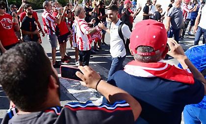 Έφτασε Κύπρο και αποθεώθηκε η αποστολή του Ολυμπιακού