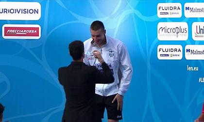 Η απονομή του χάλκινου μεταλλίου στον Γκολομέεβ