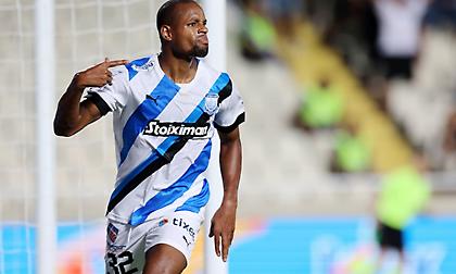 Το 1-0 του Απόλλωνα Λεμεσού κόντρα στον Ολυμπιακό μετά από… καραμπόλα στον Σισέ!