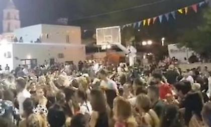 Τραγουδιστής σε πανηγύρι της Σύρου σκαρφάλωσε σε μπασκέτα και έδωσε... show